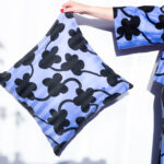 Handtryckt kudde - Memento blå/svart