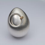 Rytmägget i silver av Emmeli Holm Metallformgivning