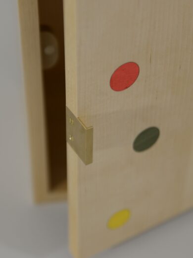 Väggskåp Glada prickar